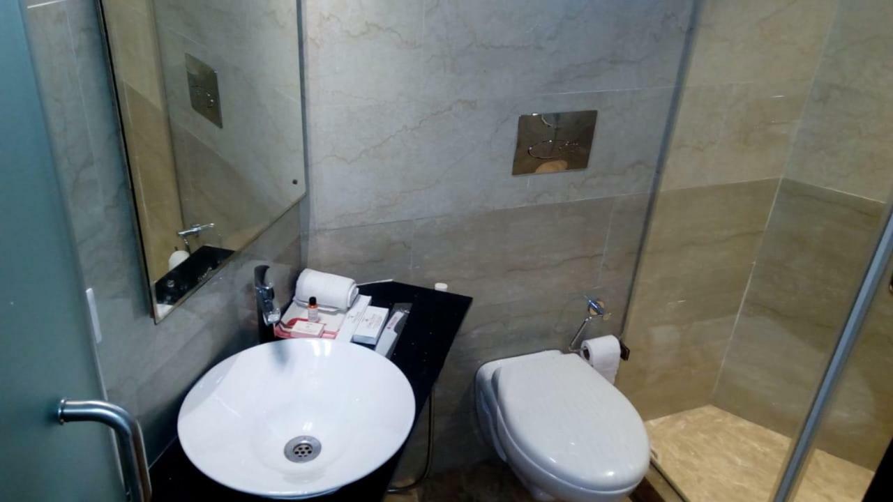 Kings Crown Salt Lake Колката Екстериор снимка