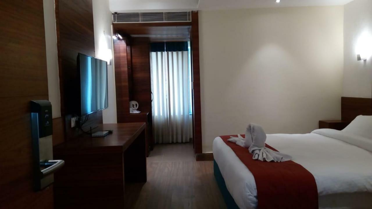 Kings Crown Salt Lake Колката Екстериор снимка