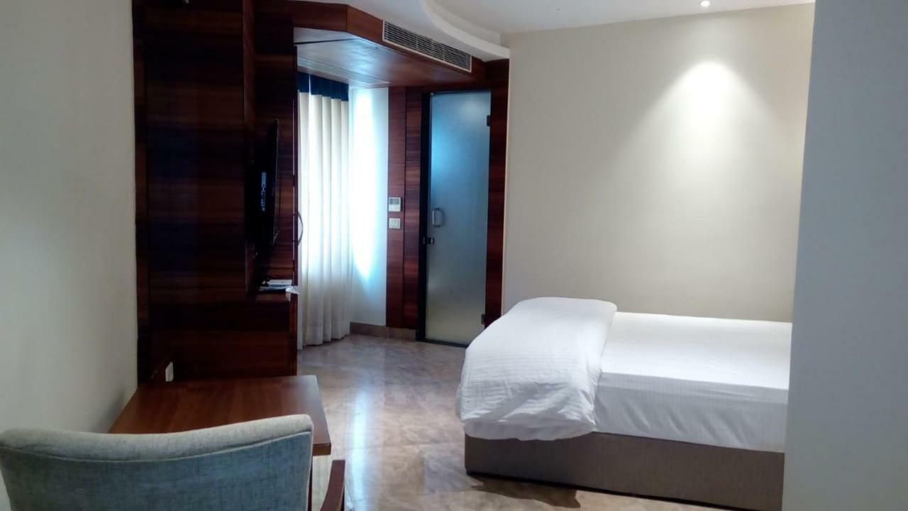 Kings Crown Salt Lake Колката Екстериор снимка