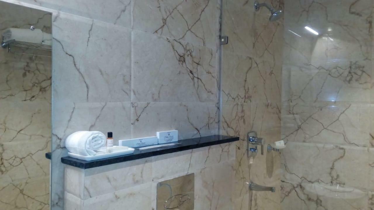Kings Crown Salt Lake Колката Екстериор снимка
