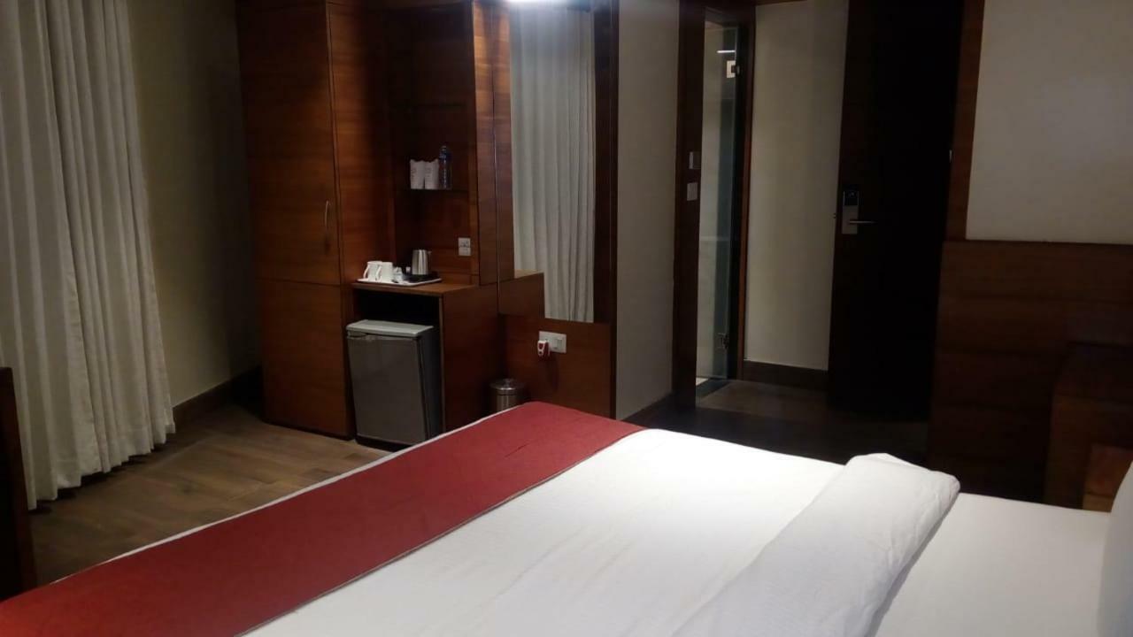 Kings Crown Salt Lake Колката Екстериор снимка