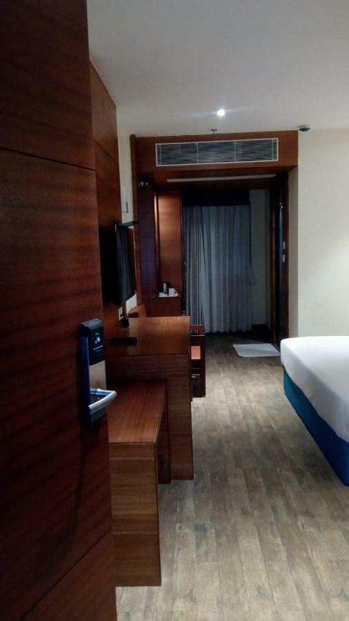 Kings Crown Salt Lake Колката Екстериор снимка